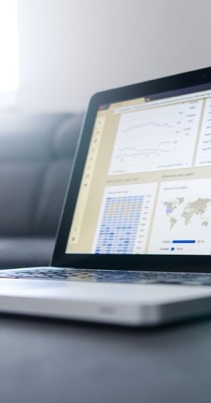 Laptop med analyse-dashboard