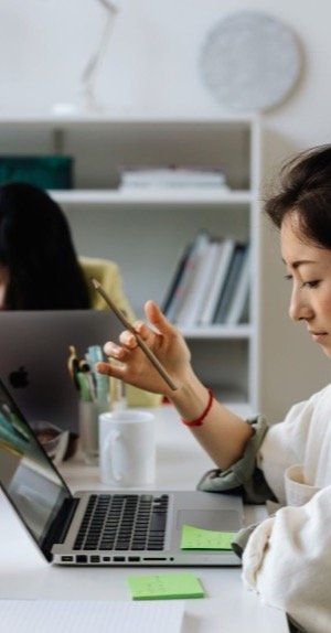 Fokuseret arbejde på laptop